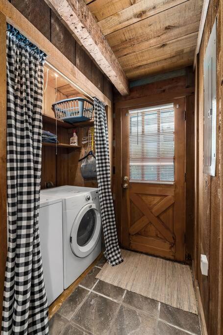 Rustic Cabin, Dock, Firepit, Kayaks & Games Winchester ภายนอก รูปภาพ