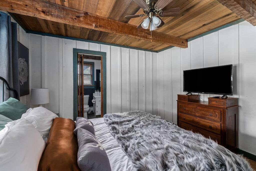 Rustic Cabin, Dock, Firepit, Kayaks & Games Winchester ภายนอก รูปภาพ