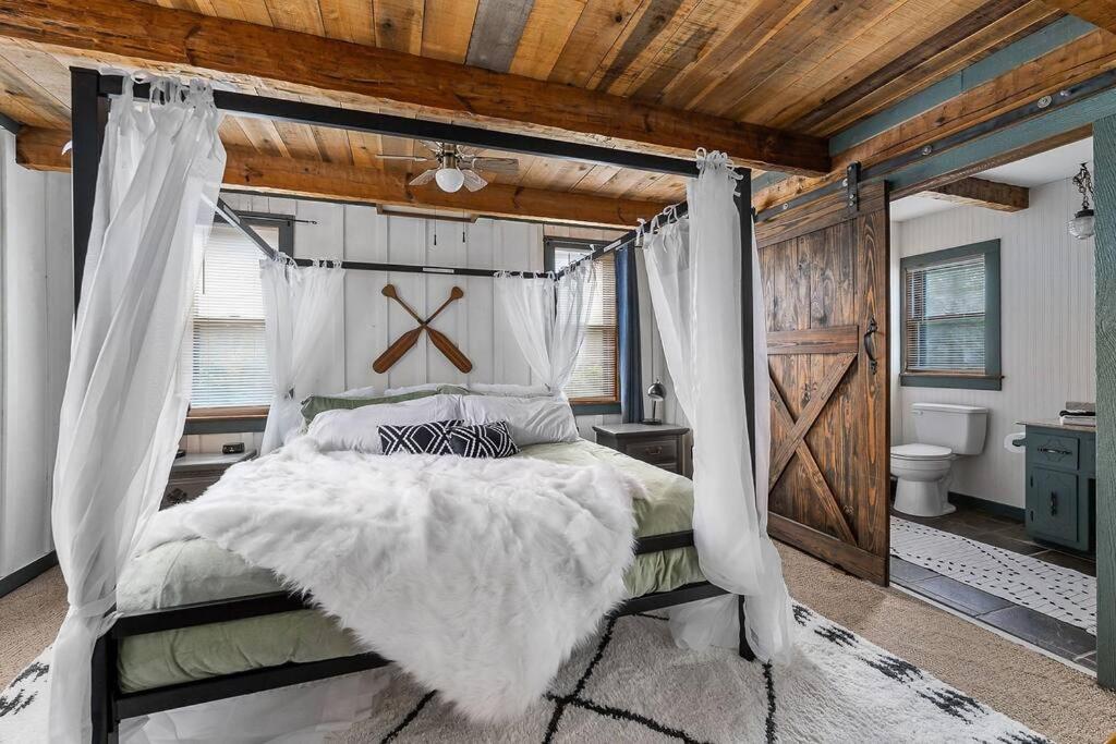 Rustic Cabin, Dock, Firepit, Kayaks & Games Winchester ภายนอก รูปภาพ
