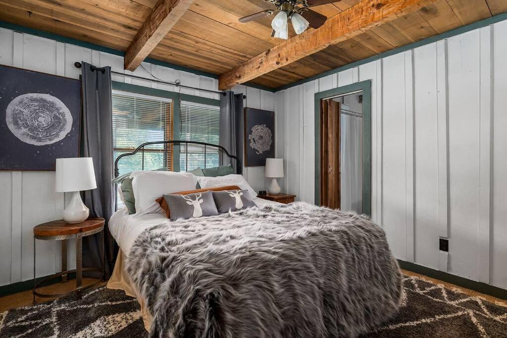 Rustic Cabin, Dock, Firepit, Kayaks & Games Winchester ภายนอก รูปภาพ