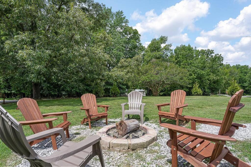 Rustic Cabin, Dock, Firepit, Kayaks & Games Winchester ภายนอก รูปภาพ